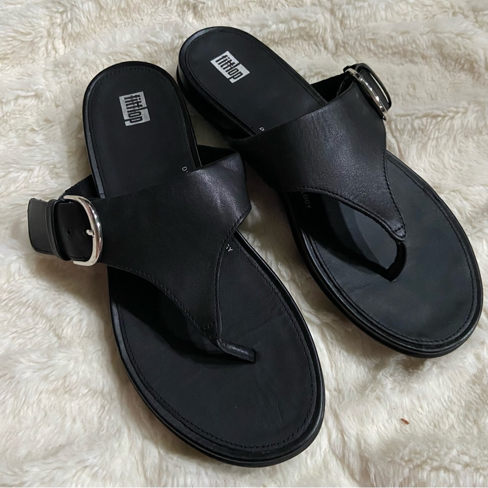 New! Fitflop Gracie toe-post buckle sandal black